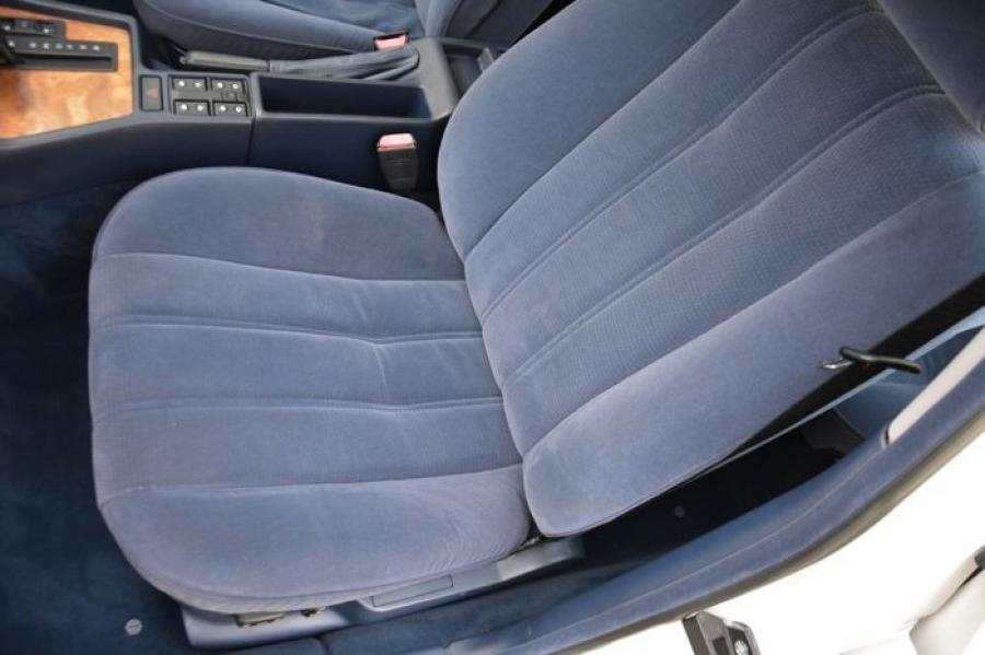 Интерьер BMW 740i (E32) 1992 года  (UK) (фото 81 из 170)